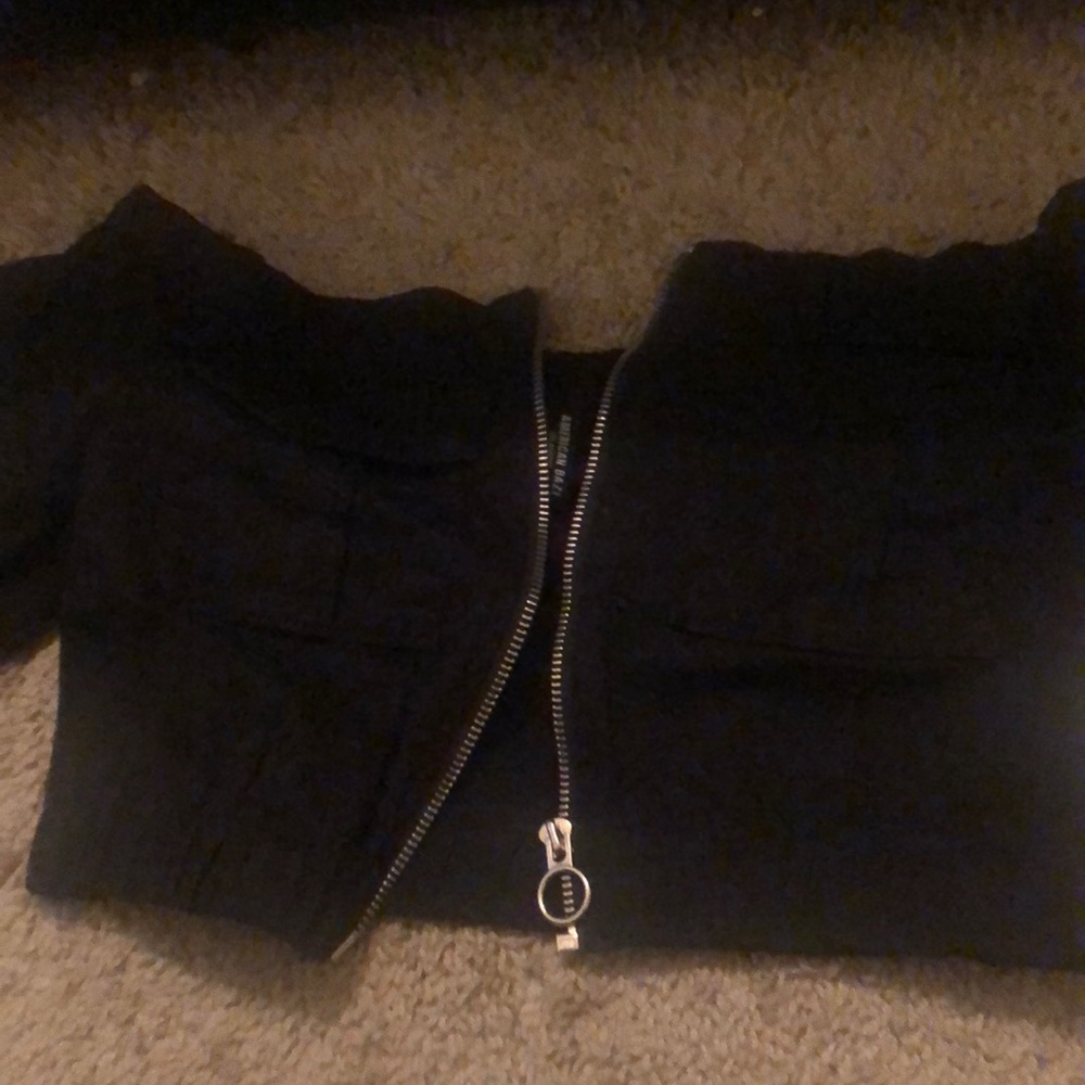Black belly top off shoulder